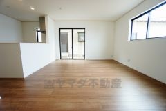 リビングは広々とした設計で、家族が集い、寛ぐ暮らしの空間を演出しています。思い思いの時間を過ごしたり、家族みんなで食事をしたり、素敵な団らんの場になりますね。