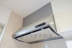 調理により発生する油煙や臭いを吸い込み、屋外へ排気してくれます。