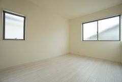 同仕様写真。2面採光を確保した明るい室内は、風通しも良く、大変居心地の良い空間となっております。日当たりがよく、子供部屋としての利用もおすすめ。