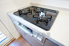 複数の調理を一度に行うことができる3口コンロ。効率よくお料理が出来ます。毎日のお料理も楽しくなりますね＾＾