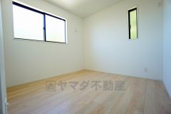 2面採光を確保した明るい室内は、風通しも良く、大変居心地の良い空間となっております。爽やかな風を感じて起きる朝は、快適生活の始まりに。
