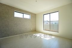 寛ぎの時間を紡ぎだす主寝室は、大型ベッドを置いても余裕の広さを確保しています。