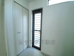 勝手口付きキッチン。においがこもりやすいキッチンの換気にも役立ちます。ごみの仮置きにもなり、便利です＾＾