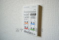 雨の日の洗濯も安心できる浴室暖房乾燥機付き浴室。リモコンで操作もボタン1つで簡単。