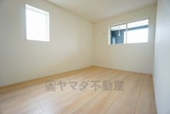 明るい洋室です。ナチュラル色のフローリングで開放的な優しい雰囲気になっています＾＾ベッドや机、ＴＶを置いてもゆとりのある広さです。