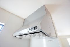 風量が弱・強と切替え可能なレンジフードが調理中の煙をしっかり吸い込みます。手元を照らすライト付きです。