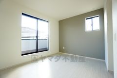 寛ぎの時間を紡ぎだす主寝室は、大型ベッドを置いても余裕の広さを確保しています。