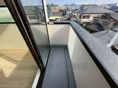 陽当たりの良いバルコニーです。お洗濯やお布団干しはもちろん、日光浴スペースにも。足元は防水工事施工済です。