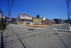 現地（2025年4月29日）撮影。前面道路は広く、車同士がすれ違うスペースが十分にあります。落ち着いた住宅地内で快適な生活を実現してみませんか＾＾