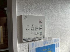 浴室暖房乾燥機付き。天候に左右されず、いつでも好きなときに洗濯物を干せるので、仕事や家事で忙しい方に重宝します。