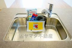 広々としたステンレスシンクには、洗剤やスポンジを収納出来るラック付き。広さも確保しているので、大きなお鍋も洗いやすいです。