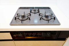 複数の調理を一度に行うことができる3口コンロ。効率よくお料理が出来ます。毎日のお料理も楽しくなりますね＾＾