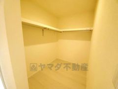 2階の廊下にも収納を確保。各居室に入りきれなかった荷物や、2階で使用する日用品のストック置き場に便利です。