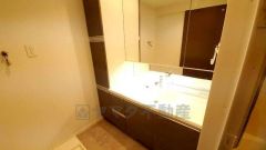 三面鏡つき洗面台。鏡裏にたっぷりとした収納スペースがあります。鏡を閉めてしまえば小物は見えないため、スッキリとした印象の洗面台にできます。