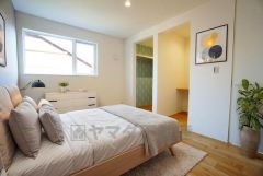 家具はイメージです。明るい洋室です。ナチュラル色のフローリングで開放的な優しい雰囲気になっています＾＾ベッドや机、ＴＶを置いてもゆとりのある広さです。