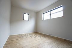 同仕様写真。2面採光を確保した明るい室内は、風通しも良く、大変居心地の良い空間となっております。爽やかな風を感じて起きる朝は、快適生活の始まりに。