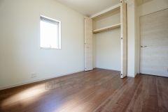 同仕様写真。住む人のこだわりを活かす洋室。日当たりがよく、寝室としての利用もおすすめ。広めのクローゼットには荷物をすっきり片付けられ、ゆとりのある暮らしが出来ます＾＾