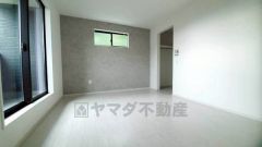 ご夫婦お二人のプライベートシーンを演出する寝室は、大容量のウォークインクローゼット付き。