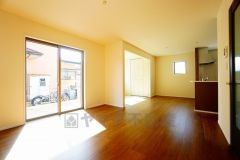 大きな窓のあるリビングは、陽光あふれる明るい空間です。居心地良く、ご家族皆がゆったり寛げる憩いの空間となりそうです。