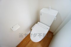 温水洗浄機付トイレです。節水機能もあるので、安心して使えますね。もちろん、1階2階の2ヶ所にトイレがあるので、忙しい朝にもゆとりができますね。