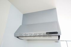 調理により発生する油煙や臭いを吸い込み、屋外へ排気してくれます。