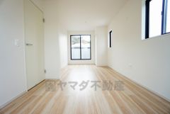 角部屋ならではの2面採光。陽のあたる時間が長く、冬でもあたたかいです。