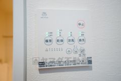 浴室暖房乾燥機付き。天候に左右されず、いつでも好きなときに洗濯物を干せるので、仕事や家事で忙しい方に重宝します。