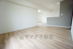 大きな窓のあるリビングは、陽光あふれる明るい空間です。居心地良く、ご家族皆がゆったり寛げる憩いの空間となりそうです。