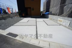 駐車スペースはゆとりある3台分を確保。マイカー用に、お客さま用に、余裕を持ってご利用いただけます。