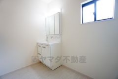 鏡の後ろはたっぷりの収納スペースを確保。歯みがきセットや化粧品などいつでもスッキと片付けることができます。