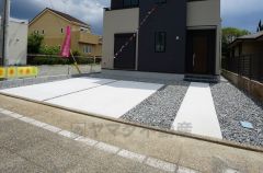 カースペースは並列2台分。 ご夫婦で1台ずつ所有出来ます＾＾ 休日には洗車もゆとりを持ってできますね＾＾