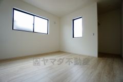 暖かい日差しが差し込む洋室。たっぷり収納できるクローゼット付きでお部屋の中をすっきりと快適に保てます。