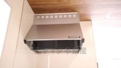 風量が弱・強と切替え可能なレンジフードが調理中の煙をしっかり吸い込みます。手元を照らすライト付きです。