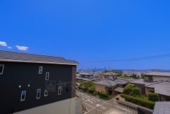 高台の立地で回りに高い建物もなく、眺望、陽当たり良好です。