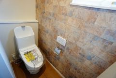 同仕様写真。温水洗浄機付トイレです。節水機能もあるので、安心して使えますね。もちろん、1階2階の2ヶ所にトイレがあるので、忙しい朝にもゆとりができますね。