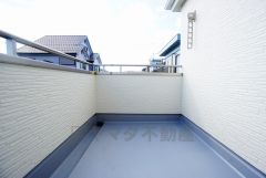 同仕様写真。陽当たりの良いバルコニーです。お洗濯やお布団干しはもちろん、日光浴スペースにも。足元は防水工事施工済です。