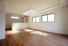 窓から光が差し込む明るいリビングダイニングです＾＾