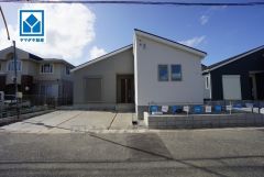 周辺は落ち着いた住宅街＾＾10年間の瑕疵保証が付いた安心の新築戸建。最新の設備で気持ちの良い新生活を送りませんか。毎日のお料理やバスタイムが楽しみになりますね。