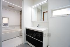 三面鏡つき洗面台。鏡裏にたっぷりとした収納スペースがあります。鏡を閉めてしまえば小物は見えないため、スッキリとした印象の洗面台にできます。