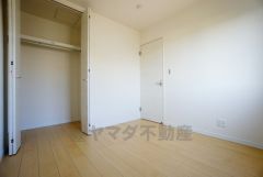同仕様写真。暖かい日差しが差し込む洋室。たっぷり収納できるクローゼット付きでお部屋の中をすっきりと快適に保てます。