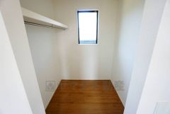 収納力豊富なウォークインクローゼット。洋服や小物などを1箇所にまとめて美しい収納を実現します。