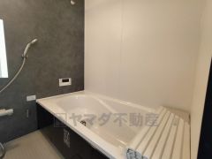 1日の疲れを癒すくつろぎのバスルーム。足を伸ばしてもゆったりと入れるサイズです。お子様と一緒にお風呂に入っても狭くないですね^^