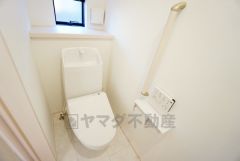 温水洗浄機付トイレです。節水機能もあるので、安心して使えますね。もちろん、1階2階の2ヶ所にトイレがあるので、忙しい朝にもゆとりができますね。