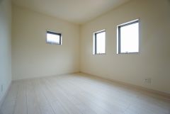 同仕様写真。2面採光を確保した明るい室内は、風通しも良く、大変居心地の良い空間となっております。日当たりがよく、子供部屋としての利用もおすすめ。