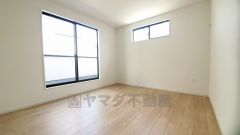 ご夫婦お二人のプライベートシーンを演出する寝室は、大容量のウォークインクローゼット付き。