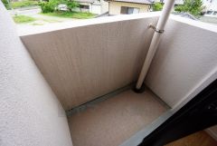 約5.7帖の洋室から出入りできるバルコニー。