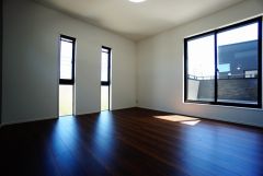同仕様写真。主寝室としてお使いいただけそうなこちらのお部屋は、日当たりが良く、爽やかな風を感じて起きる朝は、快適生活の始まりに。