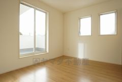 同仕様写真。ご夫婦お二人のプライベートシーンを演出する寝室は、大容量のウォークインクローゼット付き。