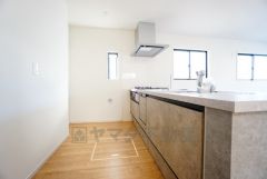 カウンタートップは耐熱性に優れており、日ごろのお掃除もふき取るだけでＯＫ。ステンレスシンクも簡単にお掃除できますよ。