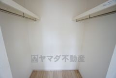 収納力豊富なウォークインクローゼット。洋服や小物などを1箇所にまとめて美しい収納を実現します。